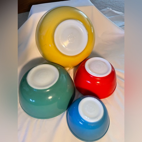 Pyrex Kitchen Vintage Pyrex Primary Color Mixing Bowls Set Of 4